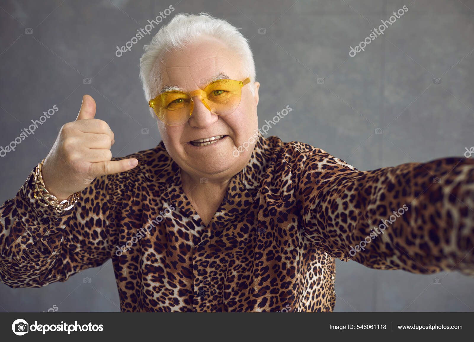Hombre s nior rico divertido en gafas de moda y camisa estampada