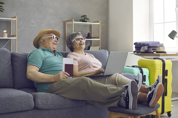 Heureux couple de personnes âgées se préparer pour les vacances d'été et réserver une chambre d'hôtel en ligne — Photo