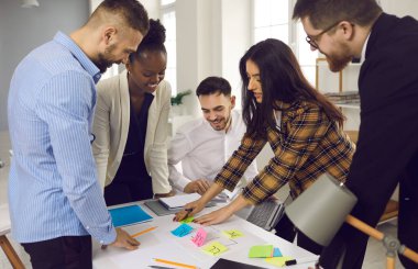 Karışık ırk çeşitliliği akıllı iş adamları beyin fırtınası planlama renk etiketi kullanın