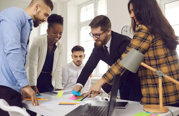 Různé různé různé tvůrčí obchodní tým brífink nápad a brainstorming — Stock fotografie