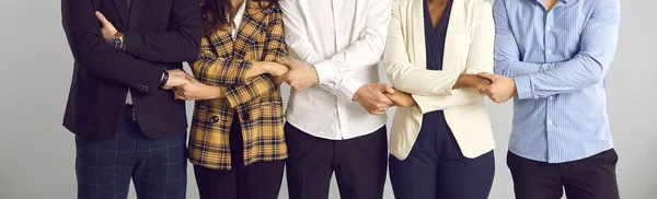 Banner com diversas pessoas que trabalham em uma empresa de pé juntos e de mãos dadas — Fotografia de Stock