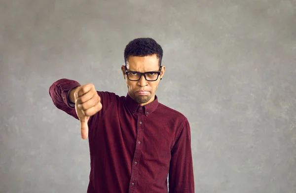 Fronsen afrikaanse amerikaanse man tonen negatieve feedback en een hekel studio schot — Stockfoto