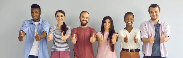 Banner con diverso grupo de personas felices satisfechas sonriendo y dando pulgares hacia arriba — Foto de Stock