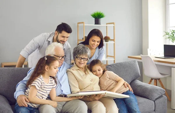 Mutlu Geniş Aile Okumaları Genç Ebeveynler Küçük Çocuklar Olgun Büyükanne — Stok fotoğraf