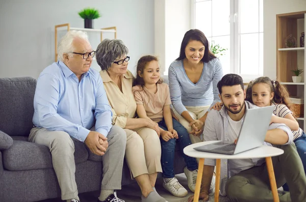 Grande Famiglia Utilizzando Computer Portatile Guardando Film Interessante Tutti Insieme — Foto Stock