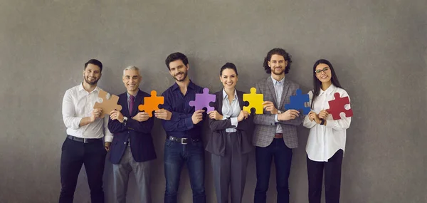 Equipe Negócios Feliz Fazendo Uma Cadeia Peças Quebra Cabeças Retrato — Fotografia de Stock