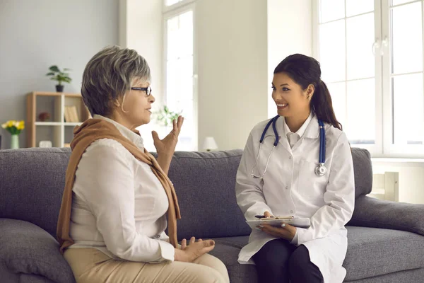 Heureuse Femme Âgée Jeune Médecin Parlant Assis Sur Canapé Dans — Photo