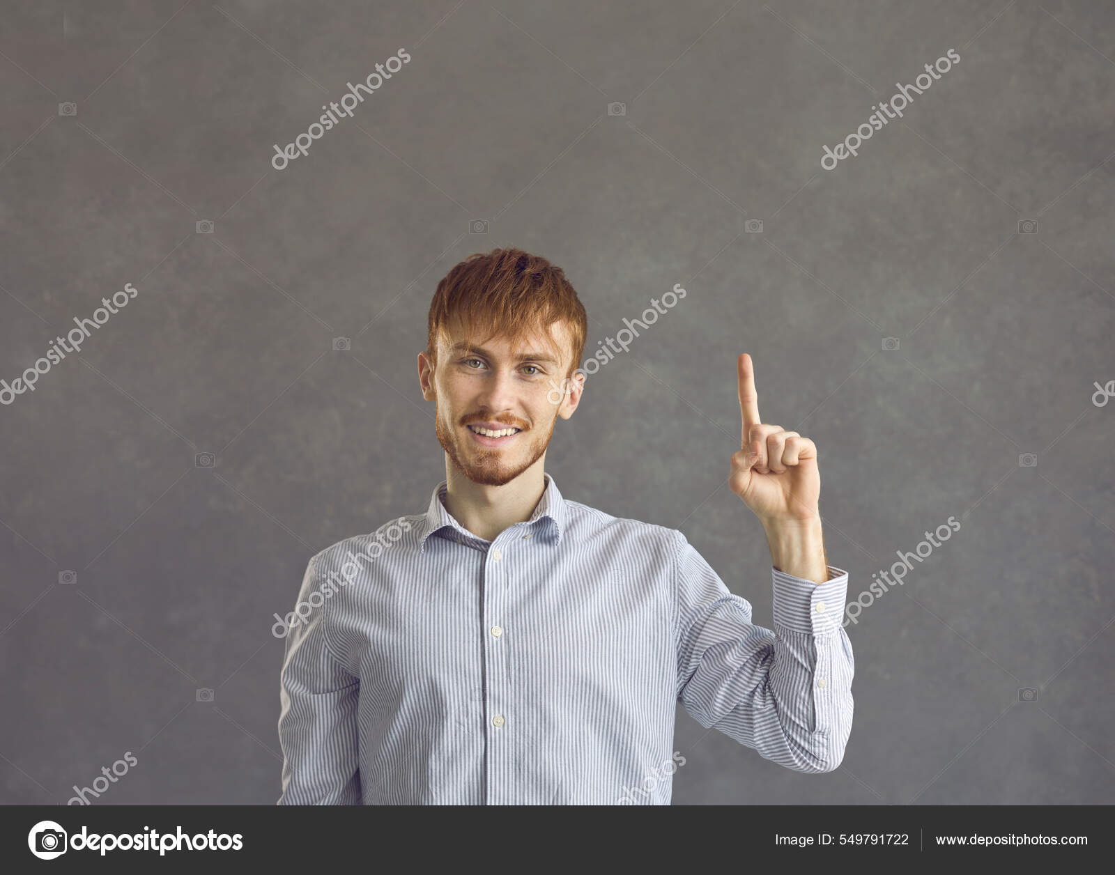 Обычный Рыжеволосый Мужчина С Идеей Показывать Пальцем На.