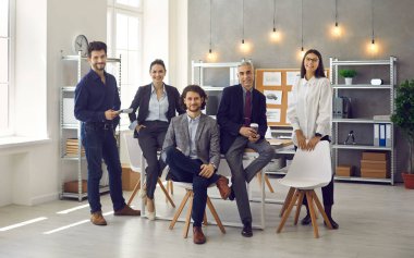 Modern ofislerindeki başarılı iş adamlarının grup portresi.