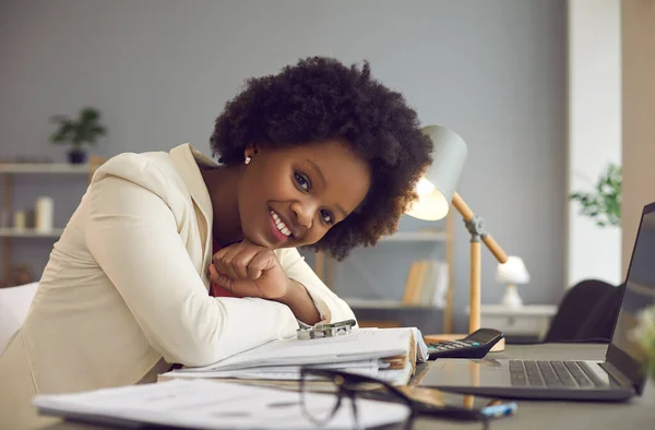 Happy souriant occasionnel noir femme employée de bureau se reposer au bureau avec ordinateur portable — Photo
