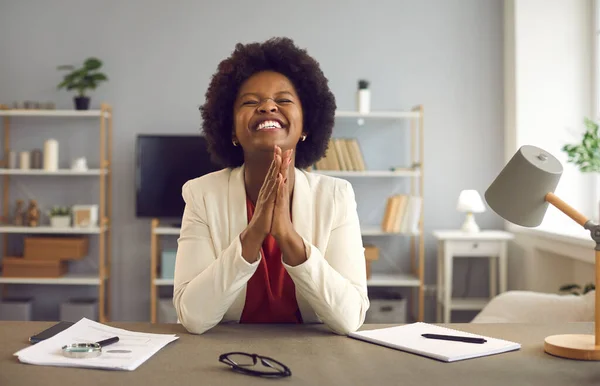 Heureuse femme d'affaires noire attrayante se réjouit sincèrement et applaudit ses mains lors d'un appel en ligne. — Photo