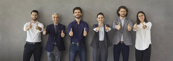 Banner con un equipo de gente de negocios feliz éxito haciendo un gesto pulgar hacia arriba — Foto de Stock