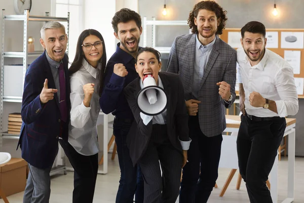 Um grupo de empresários felizes e gerentes de contratação e gritando em um megafone — Fotografia de Stock