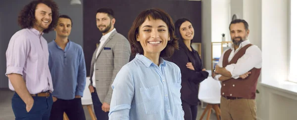 Bannière avec portrait de femme chef d'entreprise heureuse devant l'équipe d'employés — Photo