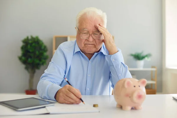Oudere, geconcentreerde vermoeide man die denkt aan pensioensparen — Stockfoto
