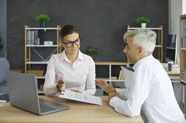 Cliente senior visita agente bancario, consulente finanziario o consulente assicurativo nel suo ufficio — Foto Stock