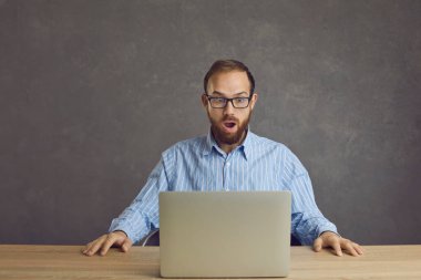 Masada dizüstü bilgisayarla oturan adam ekranda gördüklerine çok şaşırdı..