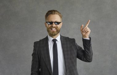 Resmi takım elbiseli ve güneş gözlüklü mutlu iş adamı