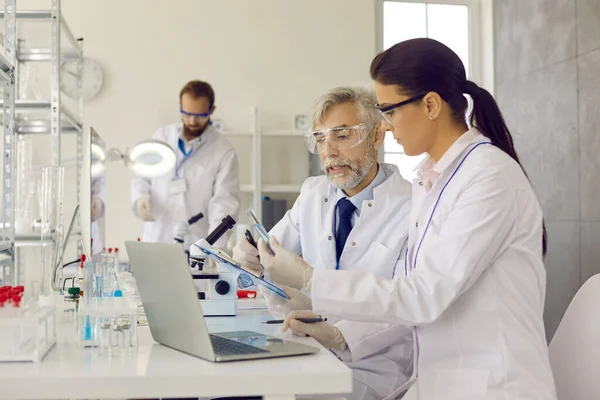 Wetenschappers doen onderzoek en werken aan een nieuw vaccin in een modern medisch laboratorium — Stockfoto