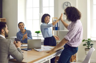 İki mutlu ve memnun meslektaş iş görüşmesinde birbirlerine beş dolar veriyorlar..