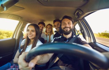 Oto-turizm. Tatiller ve tatiller. Araba yolculuğu, otomobil yolculuğu. Sürmeye devam et..