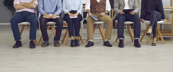 Низький розділ знімок ніг групи бізнесменів, що сидять на стільцях, якщо офіс — стокове фото