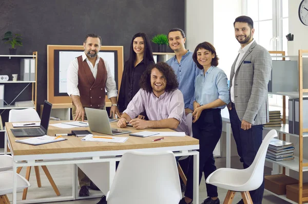 Portrait de l'équipe de professionnels heureux créatifs d'affaires lors d'une réunion au bureau — Photo