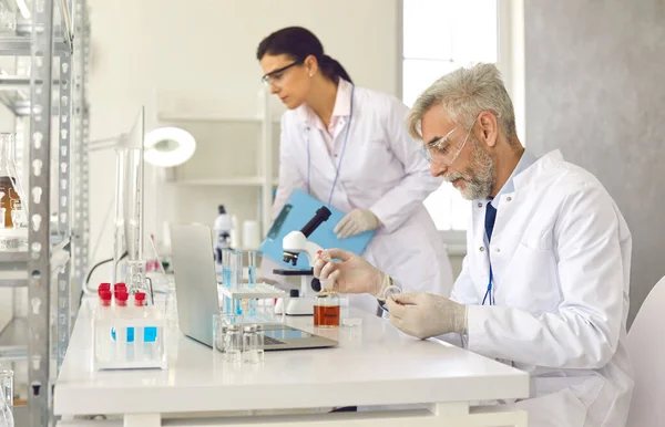 Medicinska forskare som arbetar i laboratorium, forskar och använder modern laboratorieutrustning — Stockfoto