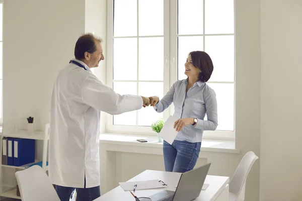 Médico e paciente apertando as mãos após um bom consolo bem sucedido no escritório — Fotografia de Stock
