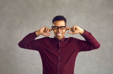 Adam kulak tıkaçlarıyla kulaklarını kapatır. Gürültü ya da istenmeyen tavsiyelerden kaçınmak için.