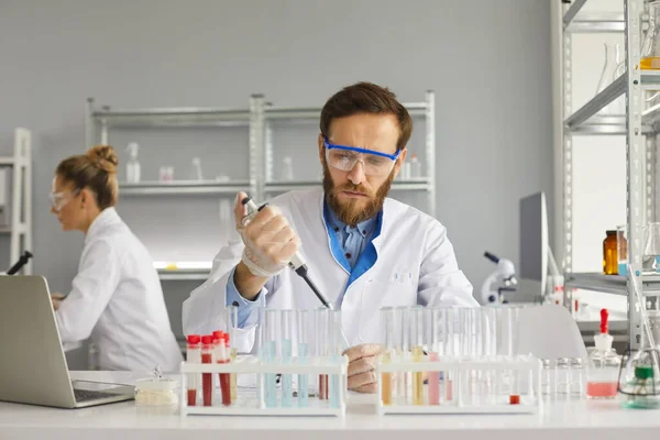 Cientista sério do sexo masculino que trabalha em um laboratório de ciência da empresa farmacêutica ou de biotecnologia — Fotografia de Stock