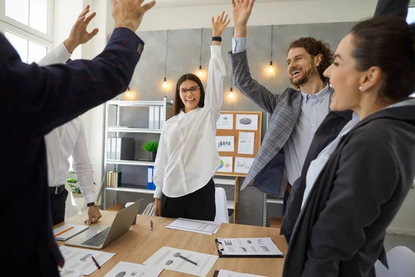 Sebuah tim bisnis bahagia saling tos setelah pertemuan perusahaan yang sukses — Stok Foto