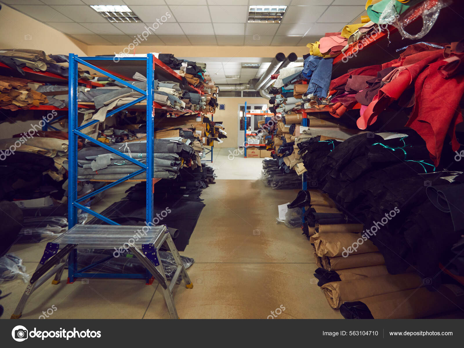 Sala de armazenamento com fileiras de prateleiras cheias de rolos