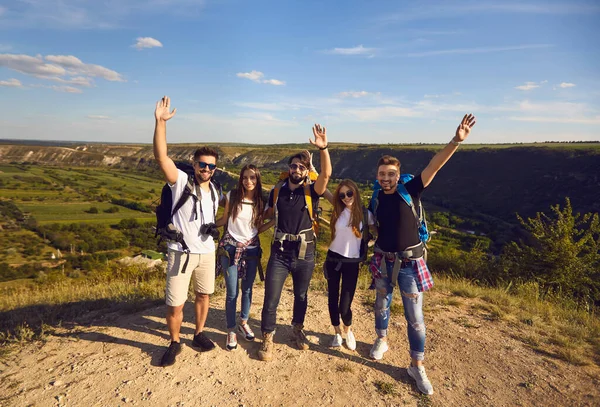 Skupina lidí cestování a dobrodružství koncept. Cestovní ruch. Zdravá dovolená. — Stock fotografie