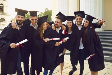Üniversiteye yakın neşeli mezunlar topluluğu.