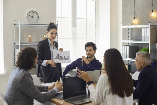 Un team manager di vendita serio che ascolta la sua collega in una riunione di lavoro aziendale — Foto Stock