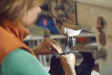 Ayakkabıcı elleri odağında iğne makinası kullanarak ayakkabı yapmak için deri dikiyor.