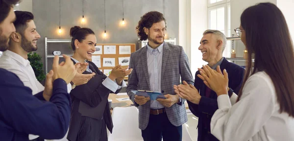 Equipe de empresários agradecidos aplaudindo um palestrante por sua apresentação em uma reunião — Fotografia de Stock