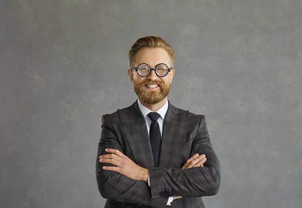 Portret van een zelfverzekerde glimlachende knappe blanke zakenman in bril met vergrootglazen. — Stockfoto