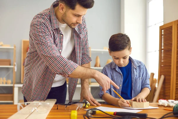 父亲在家里教儿子建造玩具屋木工和细木工作坊 — 图库照片