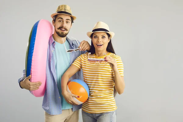 Şişme dairesi ve gri arka planda bir topu olan hoş bir sürpriz..