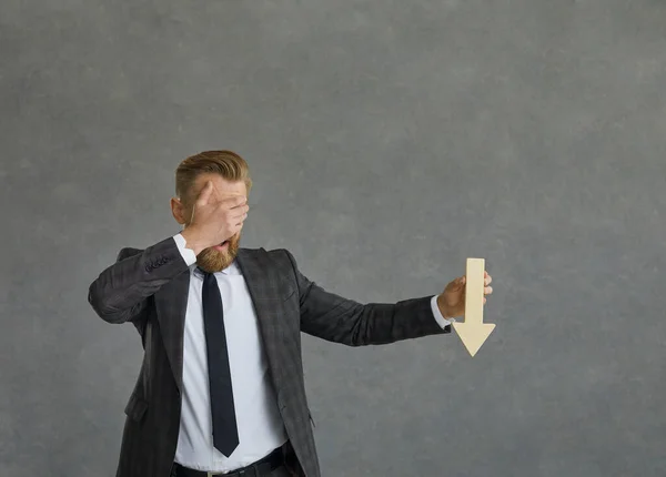 Estudio Toma Sorprendido Empresario Confuso Cubriendo Los Ojos Con Mano — Foto de Stock