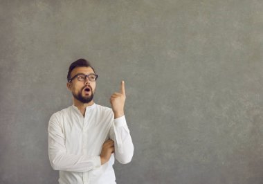 Zeki, kendine güvenen, yenilikçi bir fikri olan beyaz bir adam parmak hareketi işareti yapıyor..