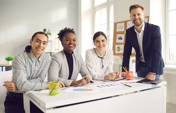 Multiethnic team, brainstorming, cooperation concept — Fotografia de Stock