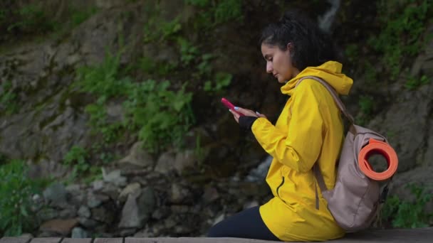 在山上带着手机的女旅行者 — 图库视频影像