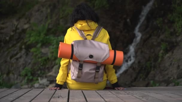 Fille voyageur contemplant la scène de cascade — Video