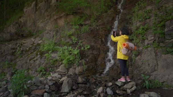 Женщина-туристка нашла живописное место для фото — стоковое видео