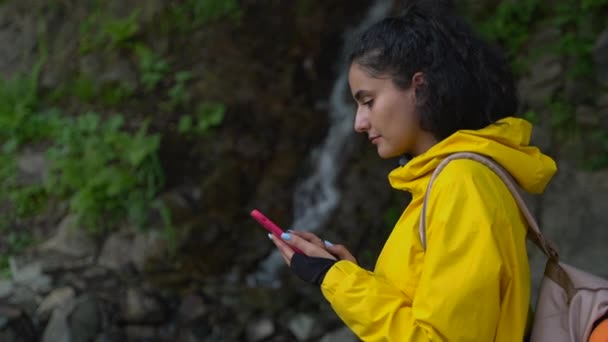 Kvinna som använder telefon att vara på en vandring resa — Stockvideo