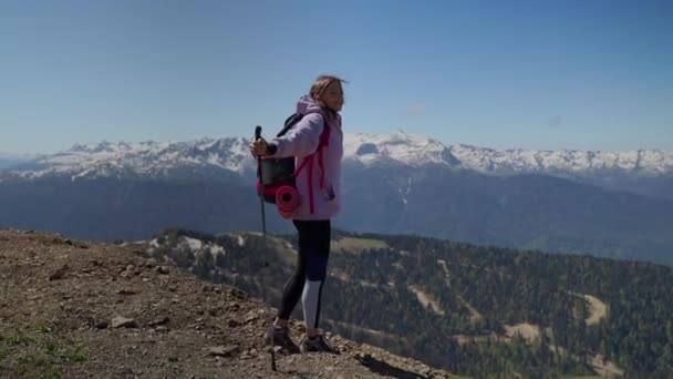 Inspirierte Wanderin staunt über Berglandschaft — Stockvideo