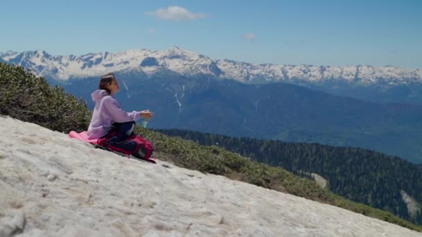 Dívka hiker mít odpočinek po lezení na horu — Stock video